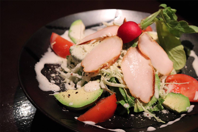 スモークチキンとアボカドシーザーサラダ